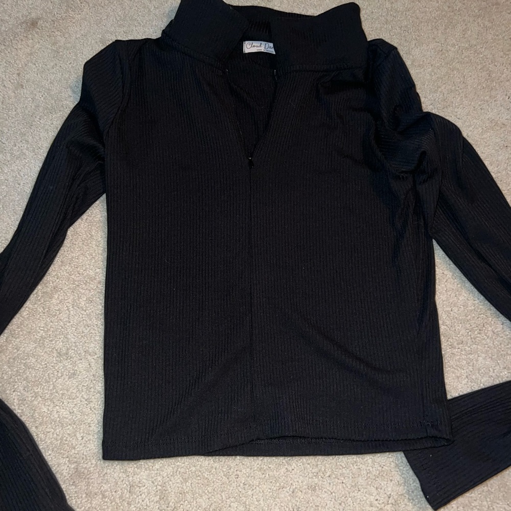 Quarter zip fitted shirt with collar.